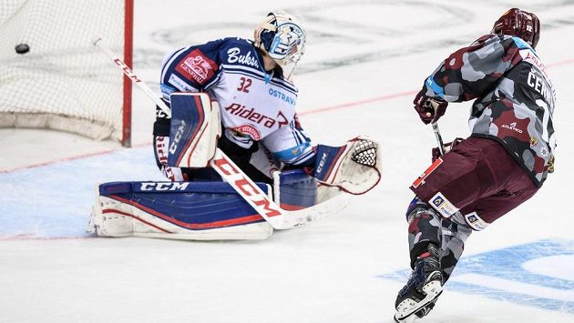 Útočník Sparty Praha Jiří Černoch střílí vítězný gól z nájezdu v během extraligového utkání s Vítkovicemi. Útočník Sparty Praha Jiří Černoch střílí vítězný gól z nájezdu v během extraligového utkání s Vítkovicemi.