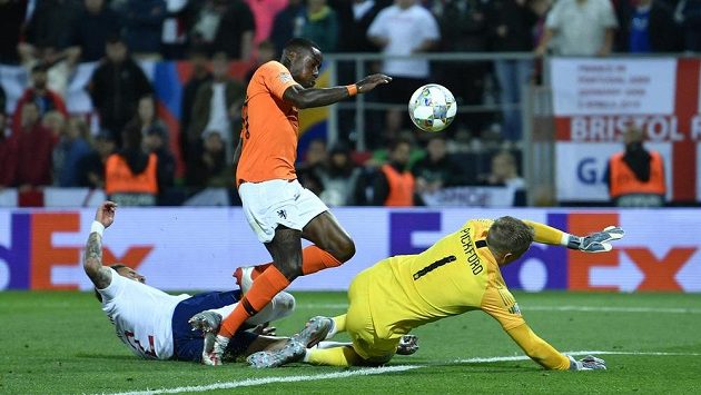 Quincy Promes (uprostřed) překonává anglického brankáře Jordana Pickforda a střílí v prodloužení třetí gól Nizozemců v semifinále Ligy národů. Quincy Promes (uprostřed) překonává anglického brankáře Jordana Pickforda a střílí v prodloužení třetí gól Nizozemců v semifinále Ligy národů.