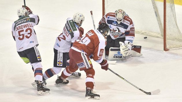 Olomoucký útočník Marek Laš překonává Ondřeje Kacetla v brance Pardubic. Přihlížejí hráči Dynama zleva obránce Jacob Cardwell a útočník Rostislav Marosz. Olomoucký útočník Marek Laš překonává Ondřeje Kacetla v brance Pardubic. Přihlížejí hráči Dynama zleva obránce Jacob Cardwell a útočník Rostislav Marosz.