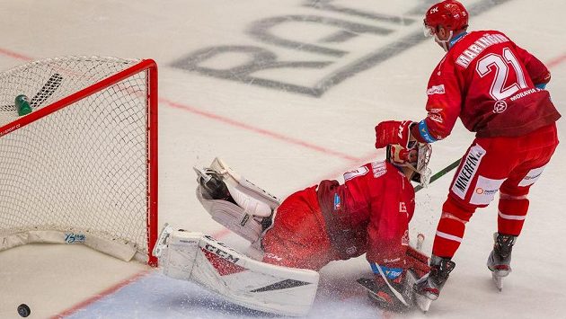 Zleva brankář Marek Mazanec z Třince a Martin Marinčin z Třince. Zleva brankář Marek Mazanec z Třince a Martin Marinčin z Třince.