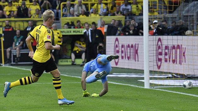 Brankář Tomáš Koubek inkasuje jeden z pěti gólů od Dortmundu. Brankář Tomáš Koubek inkasuje jeden z pěti gólů od Dortmundu.