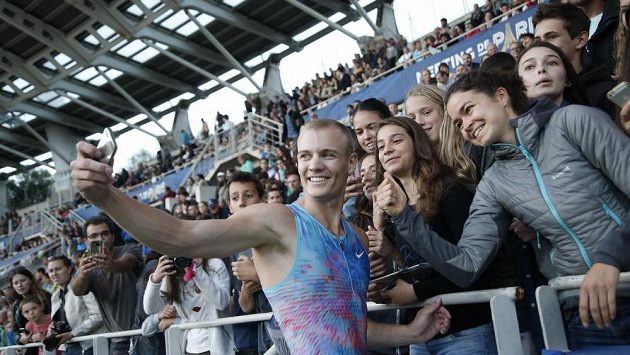Americký tyčkař Sam Kendricks se fotí s fanoušky poté, co vyhrál mítink Diamantové ligy v Paříži. Americký tyčkař Sam Kendricks se fotí s fanoušky poté, co vyhrál mítink Diamantové ligy v Paříži.