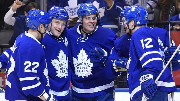 Auston Matthews (druhý zprava) je tahounem Toronta, na věku nezáleží. Auston Matthews (druhý zprava) je tahounem Toronta, na věku nezáleží.