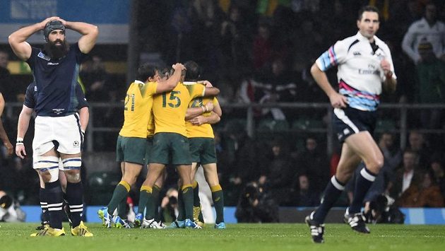 Ragbisté Austrálie (ve žlutém) slaví postup do semifinále, zatímco rozhodčí Craig Joubert (vpravo) prchá ze hřiště. Ragbisté Austrálie (ve žlutém) slaví postup do semifinále, zatímco rozhodčí Craig Joubert (vpravo) prchá ze hřiště.