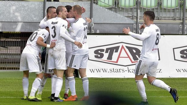 Fotbalisté Karviné se radují z gólu v první lize. Fotbalisté Karviné se radují z gólu v první lize.