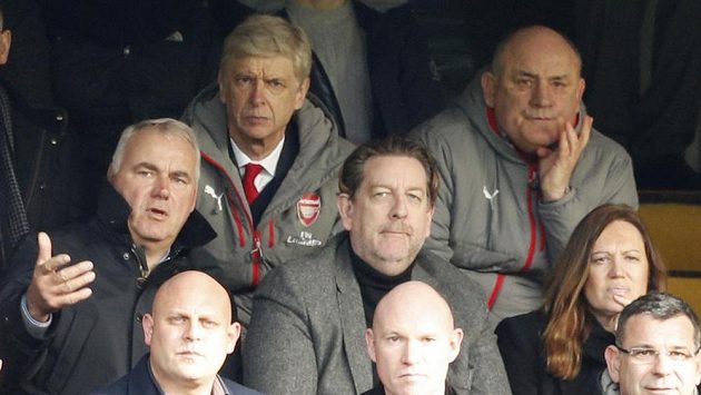 Trenér fotbalistů Arséne Wenger (třetí zleva) musel kvůli disciplinárnímu trestu sledovat zápas s Chelsea jen z tribuny. Trenér fotbalistů Arséne Wenger (třetí zleva) musel kvůli disciplinárnímu trestu sledovat zápas s Chelsea jen z tribuny.