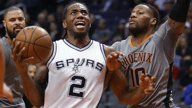 Kawhiho Leonarda (uprostřed) ze San Antonia se snaží zastavit rozehrávač Sonny Weems z Phoenixu. Kawhiho Leonarda (uprostřed) ze San Antonia se snaží zastavit rozehrávač Sonny Weems z Phoenixu.