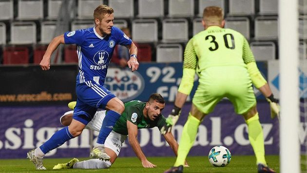 Zleva Jakub Plšek z Olomouce, Nikola Jankovič z Jablonce a brankář Jablonce Vlastimil Hrubý. Zleva Jakub Plšek z Olomouce, Nikola Jankovič z Jablonce a brankář Jablonce Vlastimil Hrubý.