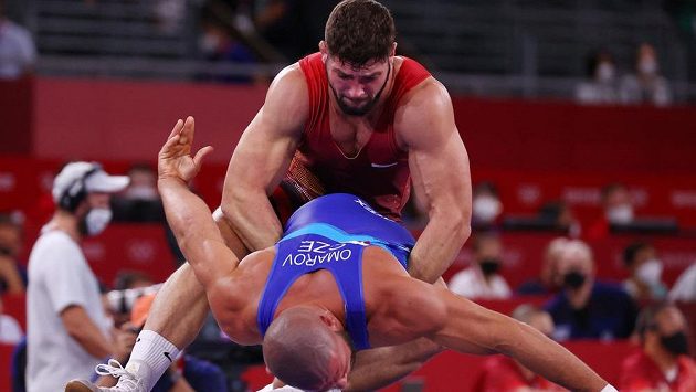 Maďar Gergo Szoke (nahoře) bojuje s českým zápasníkem Arturem Omarovem v prvním kole řecko-římského zápasu do 97 kg na OH v Tokiu. Maďar Gergo Szoke (nahoře) bojuje s českým zápasníkem Arturem Omarovem v prvním kole řecko-římského zápasu do 97 kg na OH v Tokiu.