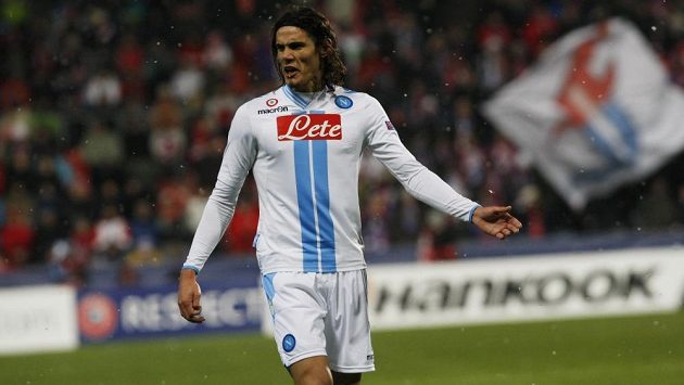 Zklamaný útočník Neapole Edinson Cavani. Zklamaný útočník Neapole Edinson Cavani.