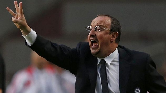 Manažer Chelsea Rafael Benítez udílí pokyny ve finále Evropské ligy. Manažer Chelsea Rafael Benítez udílí pokyny ve finále Evropské ligy.
