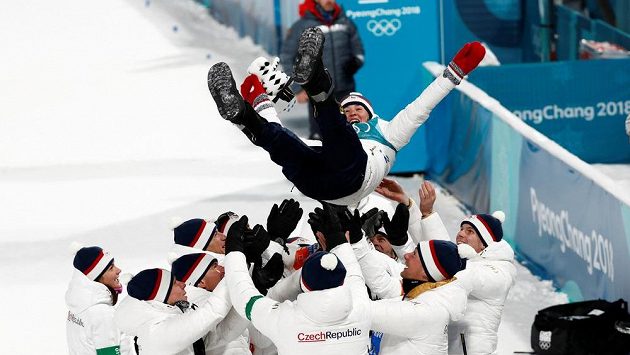 Tak se slaví olympijský úspěch. Bronzová medailistka Veronika Vítková létala nad hlavami trenérů, jednou jim málem spadla. Tak se slaví olympijský úspěch. Bronzová medailistka Veronika Vítková létala nad hlavami trenérů, jednou jim málem spadla.