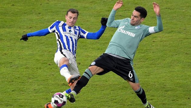 Vladimír Darida (vlevo), český záložník ve službách Herthy Berlín v souboji o míč s Omarem Mascarellem ze Schalke. Vladimír Darida (vlevo), český záložník ve službách Herthy Berlín v souboji o míč s Omarem Mascarellem ze Schalke.