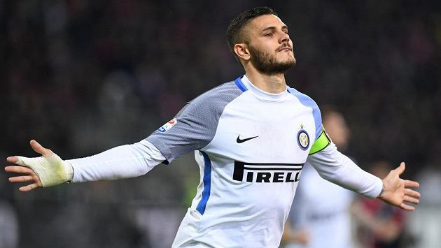 Kapitán Interu Mauro Icardi oslavuje třetí gól proti Cagliari. Kapitán Interu Mauro Icardi oslavuje třetí gól proti Cagliari.