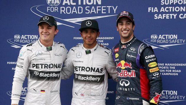 Elitní trojka kvalifikace na premiérový závod sezóny formule 1 v australském Melbourne - vítěz Lewis Hamilton (uprostřed) a třetí Nico Rosberg (vlevo) ze stáje Mercedes a úspěšný premiant v kokpitu red bullu Daniel Ricciardo, který si vyjel druhé místo na startovním roštu. Elitní trojka kvalifikace na premiérový závod sezóny formule 1 v australském Melbourne - vítěz Lewis Hamilton (uprostřed) a třetí Nico Rosberg (vlevo) ze stáje Mercedes a úspěšný premiant v kokpitu red bullu Daniel Ricciardo, který si vyjel druhé místo na startovním roštu.