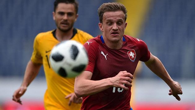 Jan Kopic dobíhá míč. Jan Kopic dobíhá míč.