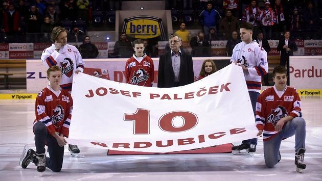 Před zahájením duelu Pardubice - Karlovy Vary východočeský klub slavnostně vyřadil dres Josefa Palečka s číslem 10. Před zahájením duelu Pardubice - Karlovy Vary východočeský klub slavnostně vyřadil dres Josefa Palečka s číslem 10.