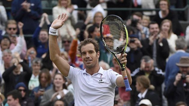 Francouzský tenista Richard Gasquet se raduje, přes Stana Wawrinku ze Švýcarska postoupil do semifinále Wimbledonu. Francouzský tenista Richard Gasquet se raduje, přes Stana Wawrinku ze Švýcarska postoupil do semifinále Wimbledonu.