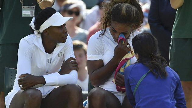 Serena Williamsová (vpravo) v péči lékařky při utkání wimbledonské čtyřhry. Vlevo sestra americké hráčky Venus. Serena Williamsová (vpravo) v péči lékařky při utkání wimbledonské čtyřhry. Vlevo sestra americké hráčky Venus.