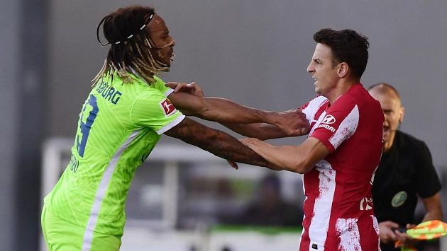 Fotbalista Wolfsburgu Kevin Mbabu v souboji se Santiagem Ariasem z Atlétika Madrid na ilustračním snímku. Fotbalista Wolfsburgu Kevin Mbabu v souboji se Santiagem Ariasem z Atlétika Madrid na ilustračním snímku.