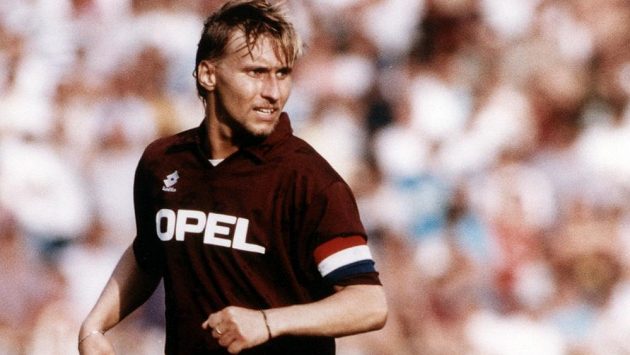 Horst Siegl jako kapitán Sparty v sezóně 1994/95. Horst Siegl jako kapitán Sparty v sezóně 1994/95.