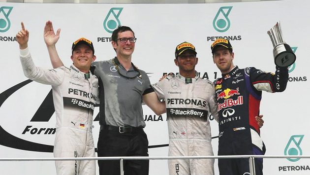 Pilot Nico Rosberg, šéfinženýr Mercedesu Andrew Shovlin, Lewis Hamilton a Sebastian Vettel z Red Bullu na stupních vítězů v Malajsii. Pilot Nico Rosberg, šéfinženýr Mercedesu Andrew Shovlin, Lewis Hamilton a Sebastian Vettel z Red Bullu na stupních vítězů v Malajsii.