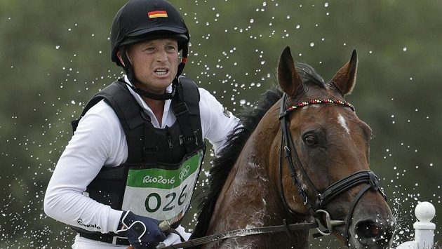 Michael Jung z Německa na koni Sam v soutěži všestrannosti. Michael Jung z Německa na koni Sam v soutěži všestrannosti.