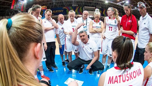 Trenér českých basketbalistek do sedmnácti let Fousek udílí svým svěřenkyním pokyny. Trenér českých basketbalistek do sedmnácti let Fousek udílí svým svěřenkyním pokyny.