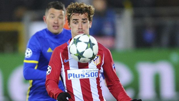 Útočník Atlétika Madrid Antoine Griezmann (vpředu) v zápase Ligy mistrů proti Rostovu. Útočník Atlétika Madrid Antoine Griezmann (vpředu) v zápase Ligy mistrů proti Rostovu.