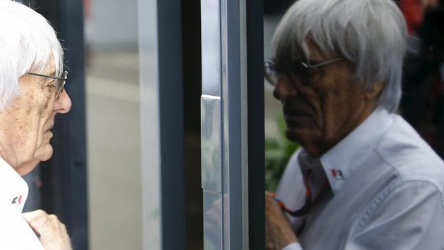 Bernie Ecclestone na okruhu ve Spielbergu. Velká cena Rakouska měla údajně o 40 procent nižší sledovanost než loni. Bernie Ecclestone na okruhu ve Spielbergu. Velká cena Rakouska měla údajně o 40 procent nižší sledovanost než loni.