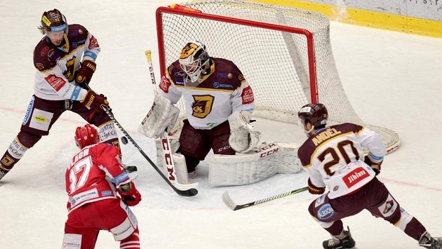 Roman Vlach z Třince (vlevo zády) střílí na brankáře Larse Voldena z HC Dukla Jihlava, vlevo Erik de la Rose z HC Dukla Jihlava, vpravo Lukáš Anděl z HC Dukla Jihlava. Roman Vlach z Třince (vlevo zády) střílí na brankáře Larse Voldena z HC Dukla Jihlava, vlevo Erik de la Rose z HC Dukla Jihlava, vpravo Lukáš Anděl z HC Dukla Jihlava.