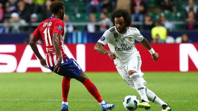 Obránce Realu Marcelo se snaží obejít Thomase Lemara z Atlética. Obránce Realu Marcelo se snaží obejít Thomase Lemara z Atlética.