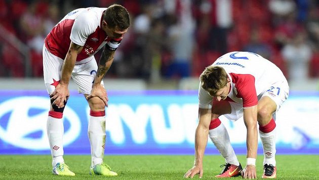 Zklamaní slávisté Jiří Bílek a Milan Škoda (vpravo) po skončení utkání s Anderlechtem. Zklamaní slávisté Jiří Bílek a Milan Škoda (vpravo) po skončení utkání s Anderlechtem.