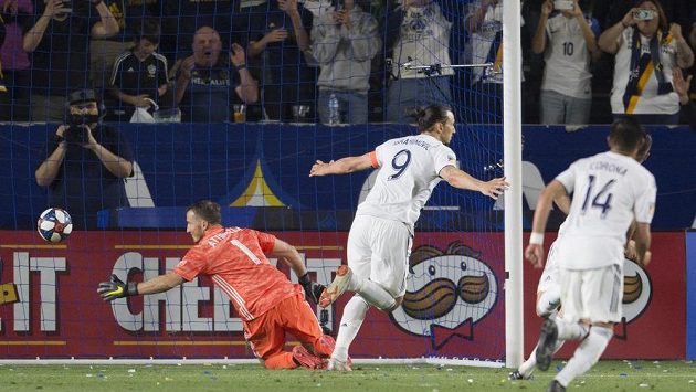 Zlatan Ibrahimovic slaví proměněnou penaltu, kterou provedl ve stylu Antonína Panenky v zápase mezi LA Galaxy a Portlandem Timbers. Zlatan Ibrahimovic slaví proměněnou penaltu, kterou provedl ve stylu Antonína Panenky v zápase mezi LA Galaxy a Portlandem Timbers.