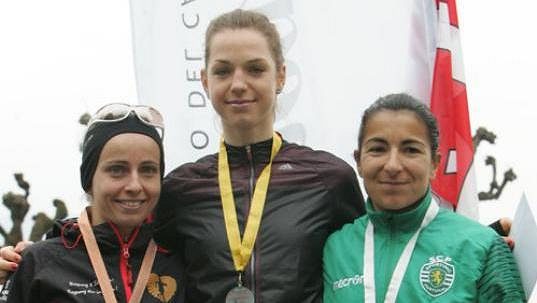 Anežka Drahotová na stupních vítězů v Luganu, vpravo druhá Portugalka Vera Santosová, vlevo třetí Polka Agniewska Dygaczová. Anežka Drahotová na stupních vítězů v Luganu, vpravo druhá Portugalka Vera Santosová, vlevo třetí Polka Agniewska Dygaczová.