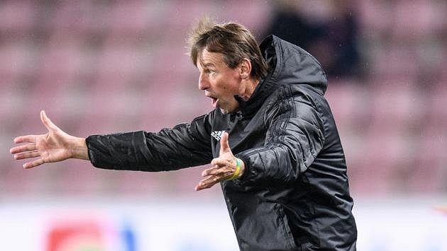 Trenér Karviné František Straka během utkání na Spartě. Trenér Karviné František Straka během utkání na Spartě.