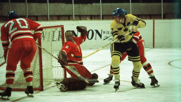 Jiří Holeček střeží branku při utkání se Švédy na MS v Katovicích 1976. Jiří Holeček střeží branku při utkání se Švédy na MS v Katovicích 1976.