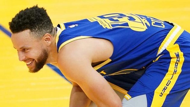 Hvězdný Stephen Curry podepsal s Golden State Warriors novou čtyřletou smlouvu na 215 milionů dolarů. Hvězdný Stephen Curry podepsal s Golden State Warriors novou čtyřletou smlouvu na 215 milionů dolarů.