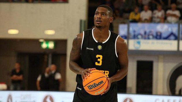 Americký rozehrávač Nymburka Sterling Gibbs. Americký rozehrávač Nymburka Sterling Gibbs.