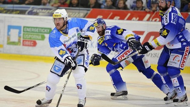 Tomáš Vlasák z Plzně a brněnští hráči Jiří Vašíček a Tomáš Divíšek Tomáš Vlasák z Plzně a brněnští hráči Jiří Vašíček a Tomáš Divíšek