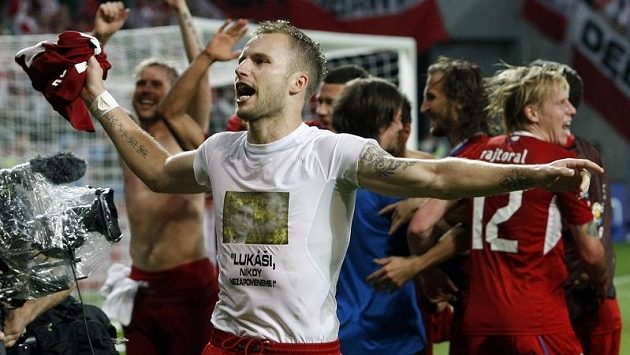 Michal Kadlec se raduje z výhry nad Polskem a postupu do čtvrtfinále EURO 2012. Michal Kadlec se raduje z výhry nad Polskem a postupu do čtvrtfinále EURO 2012.