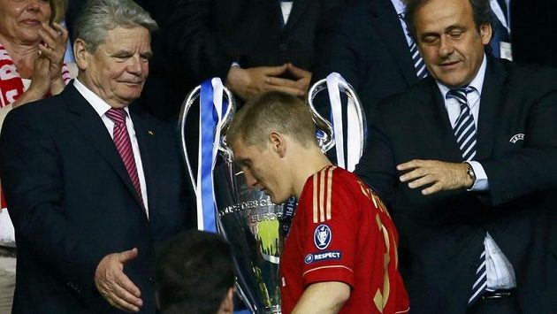 Bastian Schweinsteiger německému prezidentovi Joachimu Gauckovi po finále Ligy mistrů nabídnutou ruku nepodal. Nyní se za to omluvil. Bastian Schweinsteiger německému prezidentovi Joachimu Gauckovi po finále Ligy mistrů nabídnutou ruku nepodal. Nyní se za to omluvil.