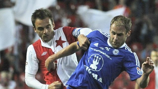 Slávista Lukáš Jarolím (vlevo) a Michal Hubník z Olomouce Slávista Lukáš Jarolím (vlevo) a Michal Hubník z Olomouce