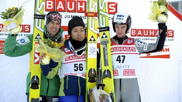 Lukáš Hlava (vlevo), Anders Bardal a Daiki Ito na stupních vítěz§ po závodě v Lahti. Lukáš Hlava (vlevo), Anders Bardal a Daiki Ito na stupních vítěz§ po závodě v Lahti.