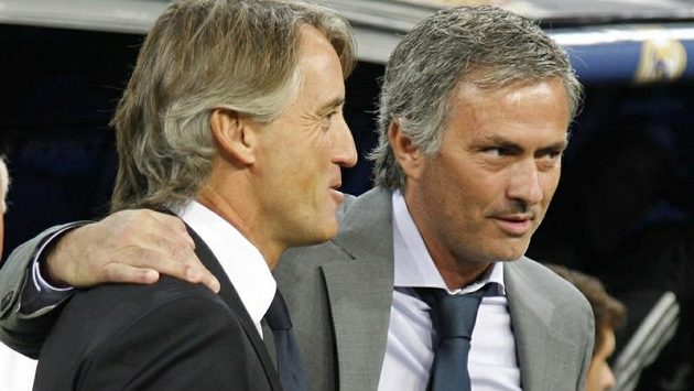 Příteli, dost možná, že tě u Citizens vystřídám, možná dumá José Mourinho (vpravo) při objetí s Robertem Mancinim. Příteli, dost možná, že tě u Citizens vystřídám, možná dumá José Mourinho (vpravo) při objetí s Robertem Mancinim.
