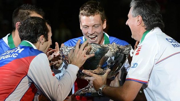 Radost českých tenistů po zisku slavného Davisova poháru (zleva Lukáš Rosol, Radek Štěpánek, Tomáš Berdych a kapitán týmu Jaroslav Navrátil). Radost českých tenistů po zisku slavného Davisova poháru (zleva Lukáš Rosol, Radek Štěpánek, Tomáš Berdych a kapitán týmu Jaroslav Navrátil).