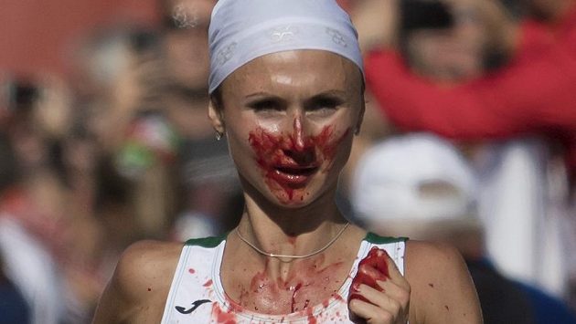 Běloruska Volha Mazuronaková vyhrála maratón na mistrovství Evropy, přestože se během závodu potýkala s velmi silným krvácením z nosu. Běloruska Volha Mazuronaková vyhrála maratón na mistrovství Evropy, přestože se během závodu potýkala s velmi silným krvácením z nosu.