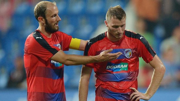 Roman Hubník (vlevo) a útočník Plzně Michael Krmenčík v zápase 3. předkola Ligy mistrů s Karabachem. Roman Hubník (vlevo) a útočník Plzně Michael Krmenčík v zápase 3. předkola Ligy mistrů s Karabachem.