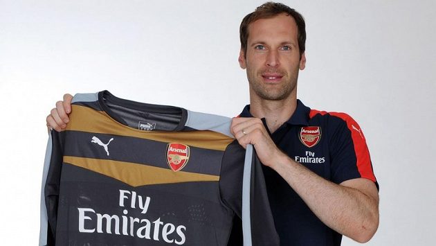 Brankář Petr Čech pózuje s dresem londýnského Arsenalu. Brankář Petr Čech pózuje s dresem londýnského Arsenalu.