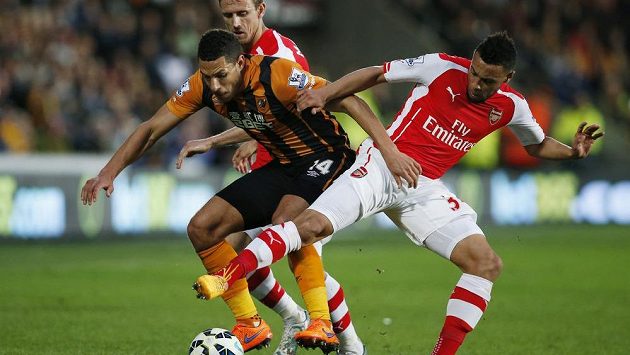 Jake Livermore bojuje o míč se dvěma hráči Arsenalu. Jake Livermore bojuje o míč se dvěma hráči Arsenalu.